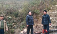 市检察院检察长赵荣走访慰问两岔溪村贫困户