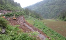 桑植县官地坪至瑞塔铺公路紧张施工（图）