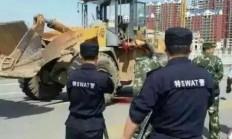 山西男子驾装载机撞翻警车碾死行人 武警将其击毙