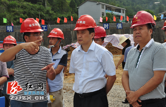 许显辉到桑植县调研经济社会发展和重点工程建设情况