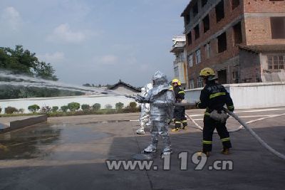 加油站违规操作引发'火灾' 桑植消防速排险