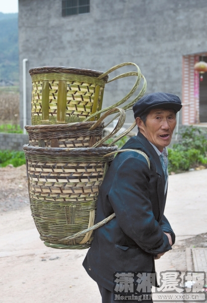 11月12日，桑植县麦地坪白族乡，赶场回来的老人背着没有卖掉的背篓。