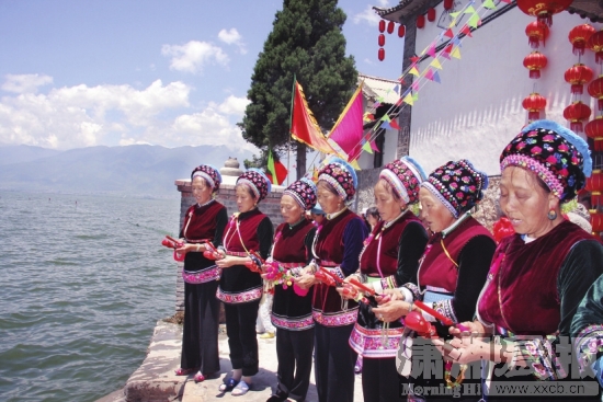大理市喜洲镇举行白族放生节。图/杨麟 