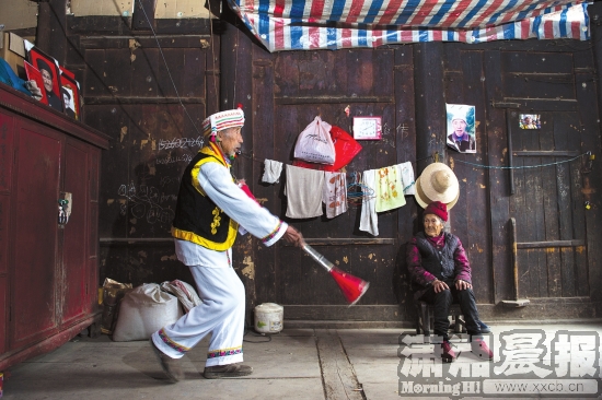 11月12日，桑植县麦地坪白族乡，非物质文化传承人钟会龙(左)表演白族仗鼓舞。 
