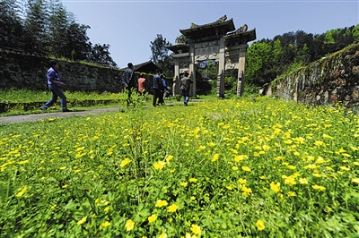 唐崖土司城址 位于湖北省恩施土家族苗族自治州咸丰县，是湖广地区土司体系中较低的职级机构—长官司的治所遗址，而唐崖长官司土司为覃氏家族，属民以土家族为主。