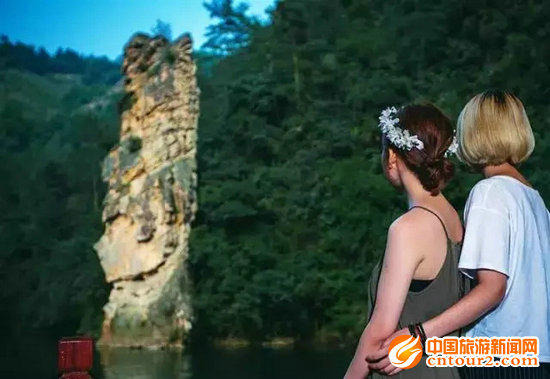 两位姑娘在宝峰神女前请神女见证这份真爱