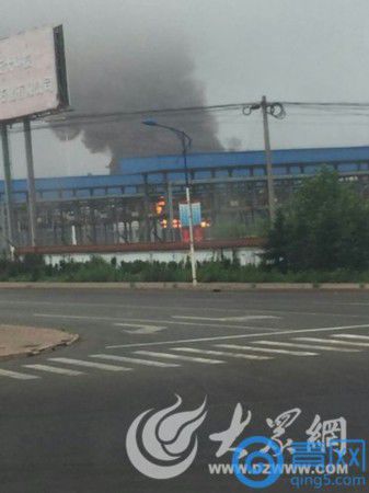 今天早上,有网友爆料称日照岚山虎山潘家村石大科技起火了,紧贴罐区。齐鲁网记者获悉,日照消防正全力扑救,暂无人员伤亡报告。