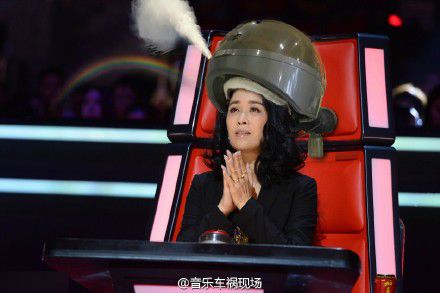 给那英一首歌的时间 她能直发卷发随便换