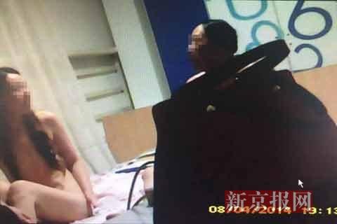 青岛一国土局干部不雅视频曝光 纪委已介入调查