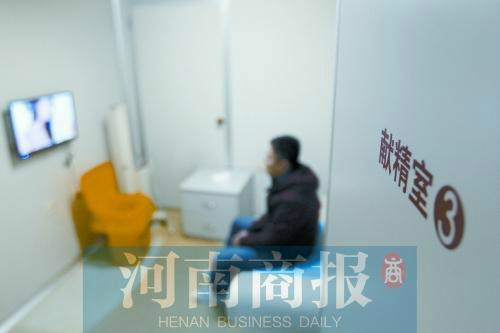 媒体揭秘捐精全过程，献精室挂艺术美女图片。图为精子捐献人韩先生进入献精室等待捐精。(资料图)